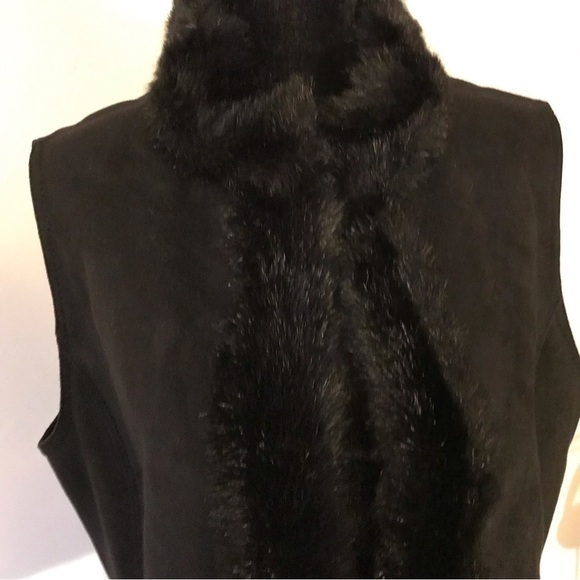 𝅺ANN Taylor vest trimmed with faux fur.  Women’s size medium. Black. - Picture 3 of 7